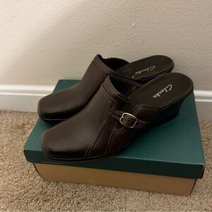 NWT! Clark Osberx Coffee Brown Mules / Clogs - Size 8 👠